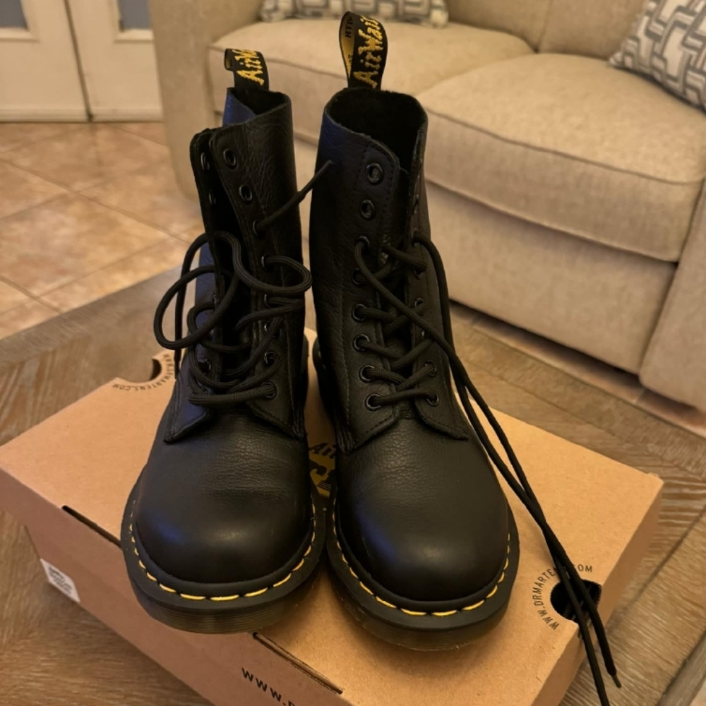 Dr. Martens 1460 Pascal Black Virginia Leather Boots